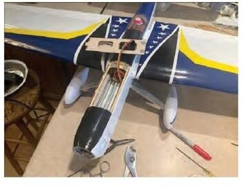Model airplane fitted with a wireless control-line throttle